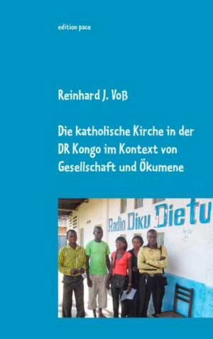 Dieses Buch über die "Katholische Kirche in DR Kongo-im Kontext von Gesellschaft und Ökumene" basiert auf eigenen Eindrücken, Erlebnissen und Einsichten des Autors vor Ort. Während seiner Zeit als "Consultant" der Bischöflichen Kommission "Justice et Paix" (2010-2014) hatte Reinhard J. Voß Zugang zu kirchlichen Originalquellen. Über Menschen und Institutionen eröffneten sich ihm einmalige Einblicke in Kultur, Religion und Politik. Seine Darstellung erhellt die Geschichte der Katholischen Kirche im Kongo, ihre Stellung im öffentlichen Leben sowie ökumenische Kontexte-unter Einschluss der "Natur-Religionen". Sind die erst gut 100 Jahre jungen christlichen Kirchen im Kongo konservativ oder progressiv? Wie nehmen sie Einfluss auf das wachsende afrikanische Selbstbewusstsein? Die Spurensuche verweist auf eine Spannung zwischen gesellschaftspolitischen und theologischen Aspekten. Ein eigenes Kapitel vermittelt persönliche Erfahrungen (Begegnungen, Alltagsleben) sowie Einblicke in die-mit weitgespannten Inlandsreisen verbundenen-Seminare zu "aktiver christlicher Gewaltfreiheit". Für den umfangreichen Dokumentarteil hat der Autor sämtliche Texte aus dem Französischen übersetzt. Die frühere Internetfassung (2015) ist mit Blick auf aktuelle politische Entwicklungen bis Ende 2018 überarbeitet und stark erweitert worden. So erschließt sich auch die unmittelbare Vorgeschichte der jüngsten "Wahl-Krise" im Kongo.