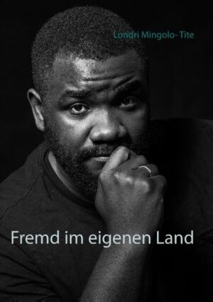 20 Jahre nach der einsamen Flucht eines afrikanischen Kindes aus einem kriegsgebeutelten Land. Das Leben eines Migranten, der in Deutschland auf der Suche nach Halt und Orientierung zunächst in die Kriminalität und Gewalt abrutscht, es zuletzt aber doch schafft, sich zu integrieren. Doch was heißt Integration? Ist man als Integrierter in Deutschland automatisch ein richtiger Deutscher? Und was ist mit der eigenen Herkunft? Abgesehen von den Mitmenschen in neuem Zuhause - wie sehen die Menschen in der alten Heimat jemanden, der 20 Jahre nicht mehr dort war? Wo gehört man hin und welche Identität trägt ein Mensch mit einer solchen Geschichte in sich? Der Autor beschreibt seine Erfahrungen und Erlebnisse bei der Rückkehr nach 20 Jahren in sein Heimatland Kongo. Er zeigt die Unterschiede zwischen den Ländern, die uns Deutschland gänzlich unbekannt sind. Ein Vergleich zweier Welten, ein großes Wiedersehen mit seiner Familie und vieles mehr. Eine emotionale und fesselnde Fortsetzung des Buches, Allein in einer fremden Welt, von Londri Mingolo-Tite.