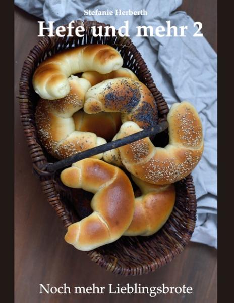 Nichts schmeckt unvergleichlicher als frisch gebackenes Brot oder Brötchen. Und es selbst zu backen ist einfacher als man denkt. In diesem Buch präsentiert die erfolgreiche Blogautorin Stefanie Herberth 84 ihrer liebsten Rezepte. Ob Dinkel, Weizen, Roggen oder die Urgetreide Emmer, Einkorn und Kamut - es ist für jeden Geschmack etwas dabei. Ein 69 Seiten starker Theorieteil erklärt vom Teigkneten bis zum Formen des Brotes alle wichtigen Handgriffe, gibt ausführlich Auskunft über die benötigten Zutaten und Materialien und Hilfestellungen zum Abändern von Rezepten. Zusätzlich erläutert die Autorin Wissenswertes zu den verschiedenen Spielarten der Sauerteigführung inklusive verschiedener Methoden, um den als Lievito madre oder süßen Starter bekannten milden italienischen Weizensauerteig herzustellen.