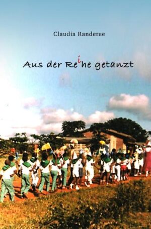 Claudia ist eine junge angehende Fachärztin in Ost-Berlin, als sie ihren späteren Mann Mahmood kennenlernt.Er ist Student, stammt aus Südafrika, seine Ausbildung in der DDR wird vom ANC, der südafrikanischen Bewegung gegen die Apartheid, finanziert. Die politischen Verhältnisse und die Hochzeit mit Mahmood führen Claudia um die halbe Welt - und wieder zurück nach Ost-Berlin, ausgerechnet im Jahr der Wende. In »Aus der Reihe getanzt« erzählt sie ihre ungewöhnliche Lebensgeschichte in schwierigen Zeiten.