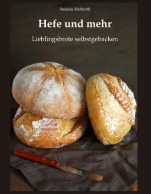 Der erfolgreiche Blog "Hefe und mehr" ist seit 2008 eine Anlaufstelle für Hobbybäcker. Ihr Brotbackwissen und 67 ihrer besten Rezepte gibt die Bloggerin Stefanie Herberth in der überarbeiteten 2. Auflage von "Hefe und mehr - Lieblingsbrote selbstgebacken" weiter. Die Rezepte reichen dabei von verschiedenen Broten über Brötchen bis zu einigen Kuchenrezepten. Ob mit Sauerteig oder Poolish, Lievito Madre oder Pâte Fermentée - immer sind es Rezepte, die durch Vorteige und lange Teigführung besonders aromatische Brote ergeben. Ein ausführlicher Theorieteil vermittelt außerdem die wichtigsten Techniken und Hintergrundwissen. Durch den Ringbuch-Einband bleibt das Buch in allen Küchensituationen aufgeschlagen liegen!