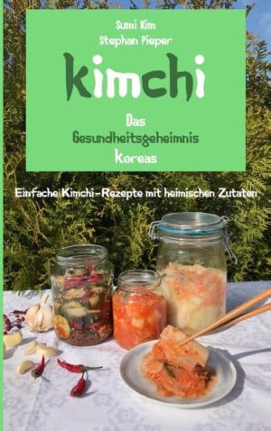 Sie wollen sich gesünder ernähren? Es muss aber einfach und natürlich in den Alltag integrierbar sein? Dann ist Kimchi perfekt für Sie. Kimchi in einem Satz: Kimchi ist fermentiertes Gemüse aus Korea und ein echtes Superfood. Dieses köstliche Superfood, hilft bei vielen Zivilisationskrankheiten wie Verdauungsproblemen, Reizdarm und einem hohen Cholesterinspiegel, schmeckt köstlich aromatisch und stärkt Ihr Immunsystem. Die unschlagbare Kombination aus probiotischen, nährstoffreichen und konservierenden Eigenschaften macht Kimchi so wertvoll für Ihre Gesundheit. Kimchi ist außerdem perfekt zum Abnehmen, weil es den Stoffwechsel anregt. Die Kimchi-Power-Formel: Kimchi = Gesundheit + Geschmack + Konservierung Das Beste ist, Sie können Kimchi kinderleicht zu Hause selber machen. Sie brauchen nur frisches Gemüse, Salz und Zeit. Den eigentlichen Job erledigt dann die Fermentation. Dieses Buch enthält das kostbare Wissen, um die köstlichsten Kimchi-Varianten selbst zuzubereiten, dazu einfache Rezepte und Tipps für leckere Gerichte mit dem koreanischen Traditionsgericht. Das Buch erklärt zuerst die Theorie der Fermentation, danach wird auf die Wichtigkeit von Salz bei der Fermentation sowie die Wirkung von Kimchi im Körper und Darm eingegangen. Dort stärkt Kimchi aktiv die Abwehrkräfte. Bei der Zubereitung und Konservierung spielt die richtige Salzmenge eine entscheidende Rolle, sonst schmeckt Kimchi fad und kann sogar schimmeln. Im Praxisteil geht es um die kinderleichte Herstellung von Kimchi mit heimischen Zutaten und die Zubereitung von leckeren Gerichten mit dem Superfood Kimchi. Sie werden merken, dass Kimchi nicht nur gesund, sondern auch extrem lecker sein kann. Im letzten Abschnitt dreht sich alles um die Vermeidung von Anfängerfehlern bei der Fermentation, so gelingt das erste eigene Kimchi garantiert perfekt. Viel Spaß mit diesem Buch und beim Kimchi-Machen wünschen die Autoren Sumi und Stephan!