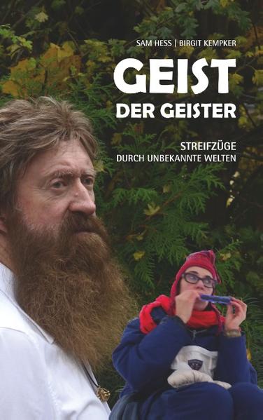 Sam Hess ist als ehemaliger Förster mit Natur und Naturwesen eng verbunden und hat eine spezielle helle Sicht und Einsicht in andere Welten und ihre Wesen. Birgit Kempker als Künstlerin und Schriftstellerin geht ihre eigenen Wege zwischen den Sprachen. Beide trafen sich zum ersten Mal als "Geisterexperten" im Maderanertal. Sam Hess führte nachts durch den Wald und Birgit Kempker las aus: Stimmen hören. Machen wir zusammen ein Buch, war bald die Idee. Ein persönliches Buch, das die Geschichte von Sam umkreist, seine schamanische Krankheit, sein Hellsehen als Kind, die Welt des Waldes, die Tiere, die Tierseelen, Inkarnation, Seelenverwandtschaft, die Arbeit in der Pyramide, der nahe ebenfalls hellsichtige Onkel, das Entfernen von Geistern aus Häusern, kreuz und quer durch die anderen Welten und wie ihnen begegnen. Wie sprechen über andere Welten? In welcher Sprache? Was darf gesagt werden, was ist geheim? Was ist dunkel, was hell, was macht Angst und wie ist das zwischen zwei Menschen Gesprochene möglichst lebendig zu übertragen aufs Papier? Das sind vielschichtige Übersetzungsvorgänge. Hilfreich vielleicht, dass hier nicht zwei Experten sprechen, sondern auf einander neugierige, doch sehr verschiedene Menschen mit höchst unterschiedlichen Hintergründen. Sam Hess und Birgit Kempker laden in diesem Buch ein und nehmen mit auf die Reise zwischen Antwort und Frage, Erinnerung und realer Zeit, eben auf eine Reise zwischen die Welten.