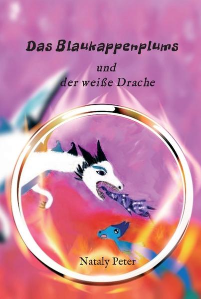 Ein neues, spannendes Abenteuer erwartet euch in Band 5 der Blaukappenplums- Reihe. Blaukappenplumsi ist wieder einmal auf der Suche nach etwas Essbarem. Er folgt seiner Nase und gerät durch einen Felsspalt in ein verborgenes Reich - voll riesengroßer und gefährlicher Drachen! Unüberlegt stiehlt er ein Drachenei und hat vor, es genüsslich zu verspeisen. Sophie und Rehra versuchen ihn zu warnen, doch es ist zu spät - die Drachenmama taucht auf! Während Blaukappenplumsi sich entschuldigt, wird das Ei von einem riesigen schwarzen Drachen gestohlen. Unsere drei Helden wollen der Drachenmutter helfen, ihr Ei zurückzubekommen und begeben sich auf eine feurige Reise…