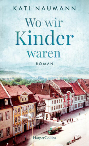 Vom Rückblick auf eineglückliche Kindheit Eva, Iris und Jan sind Erben der ehemals prächtigen Spielzeugfabrik Langbein in Sonneberg. In der Kaiserzeit gegründet, befand sie sich in der Weimarer Republik auf ihrem Höhepunkt, überstand zwei Kriege, deutsche Teilung und Verstaatlichung, nur um nach der Wiedervereinigung kläglich unterzugehen. Nun ist von der ehrbaren Langbein-Tradition nichts mehr übrig. Streit und Verbitterung haben sich auf die Hinterbliebenen übertragen. Doch als bei einer Internetauktion eine der seltenen Langbein-Puppen auftaucht - sorgfältig genäht und von ihrem Großvater persönlich bemalt -, rückt die verblasste Vergangenheit wieder heran und wirft unzählige Fragen auf: nach Schuld und Verlust, aber auch nach Hoffnung und Neubeginn. Eine mitreißendeFamiliengeschichte über einfast vergessenes Handwerk »Es ist der Enthusiasmus der Autorin, der einen schließlich mitreißt.«MDR.de, 02.03.2021 »So macht die Verbindung aus mitreißender Familiensaga und historischem Zeugnis für eine vergessene Stadt ›Wo wir Kinder waren‹ zu einem unbedingt empfehlenswerten Lesevergnügen.« Galore.de, 10.02.2021 »›Wo wir Kinder waren‹ ist ein Stück emotionale Zeitgeschichte.« Susanne Fröhlich, Fröhlich lesen, MDR 15.04.2021 »Das ist süffiger, teilweise spannender Lesestoff, bei dem man eine ganze Menge lernen kann.« Dirk Kruse, BR, 08.06.2021 »Eine tolle Familienchronik voller Geheimnisse und Missverständnisse, die zum Schmökern einlädt.« Neue Pause, 03.06.2021