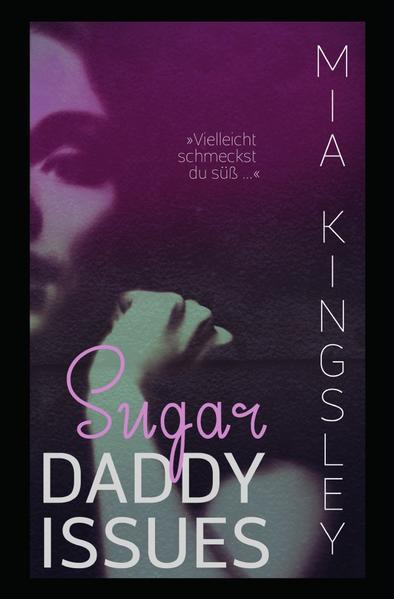 »Komm für Daddy, Sugar.« Mein Name ist Sugar. Du glaubst mir nicht? Okay, okay, eigentlich heiße ich Pearl McPhee. Allerdings ist die Frage, ob das wirklich besser ist. Nenn mich doch einfach weiterhin Sugar. Das machen ohnehin alle. Ich verrate dir ein Geheimnis. Bist du bereit? Wirklich? Ich habe einen Daddy- Kink. Doppelt gut also, dass ich für sugaraddictsanonymous arbeite - ein Service, der Mädchen wie mich an ältere, erfahrene und wohlhabende Männer vermittelt. Selbstverständlich ist es ein vollkommen legaler Service, an dem moralisch absolut nichts verwerflich ist, und ich würde niemals auf die Idee kommen, mit einem meiner zahlreichen Daddys ins Bett zu gehen. Bestimmt nicht. Garantiert nicht. Ich würde auch nie mit meinem Boss schlafen. Oder mich in einen Mordfall verwickeln lassen. Am allerwenigsten würde ich mich dabei verlieben. Mein Name ist Sugar und ich habe ein paar Probleme - ich fürchte, vielleicht sogar ziemlich viele … Dark Romance. Düstere Themen. Eindeutige Szenen. Deutliche Sprache. In sich abgeschlossen.