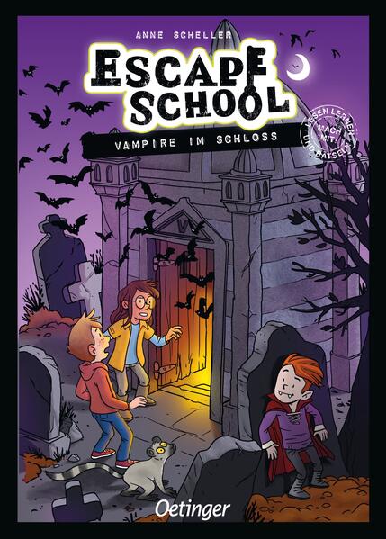 In "Escape School 5. Vampire im Schloss" von Anne Scheller verschlägt es eine Gruppe Vampire ins Internat Espenstein, nachdem ihre Gruft unerwartet überflutet wurde. Anfangs scheint das Zusammenleben zwischen den Internatsschülern und den nachtaktiven Neuankömmlingen überraschend gut zu funktionieren. Doch die Situation eskaliert schnell, als die Köchin sich versehentlich in den Finger schneidet und die Vampire dadurch nervös werden. Die Protagonisten Tom, Anni und Katta stehen vor der Herausforderung, das friedliche Miteinander zu bewahren und gleichzeitig eine Lösung für das Vampirproblem zu finden, bevor die Situation außer Kontrolle gerät. Dieser Band kombiniert eine fesselnde Escape- Geschichte mit einer Vielzahl von Rätseln, die nicht nur kleine, sondern auch größere Leser in ihren Bann ziehen. Mit dem Vampirthema, das gerade zur Halloween- Zeit besondere Faszination ausübt, bietet das Buch eine perfekte Mischung aus Grusel, Spannung und Spaß beim Lesen und Rätseln. "Vampire im Schloss" ist somit eine ideale Lektüre für junge Leser, die sowohl Gruselgeschichten als auch die Lösung kniffliger Aufgaben lieben. Spannendes Leseabenteuer mit Rätseln: Fördert spielerisch die Lesekompetenz und das logische Denken. Vampir- Abenteuer: Bietet eine aufregende Geschichte, die besonders für Halloween- Fans geeignet ist. Interaktives Leseerlebnis: Die Leser werden aktiv in die Geschichte eingebunden und können durch das Lösen von Rätseln das Abenteuer mitgestalten. Förderung des Lesespaßes: Die Mischung aus spannender Geschichte und Rätseln motiviert auch Lesemuffel zum Schmökern. Für Fans von Detektivgeschichten: Eine gelungene Alternative für Anhänger der „Drei ??? Kids“, angereichert mit einer Prise Fantasy durch das Vampirthema. Nominiert für den Deutschen Kinderbuchpreis.