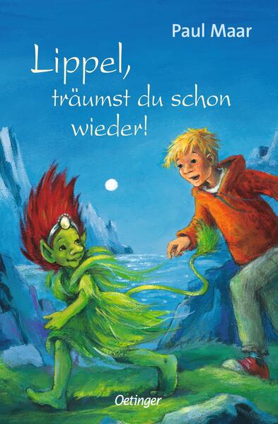 In "Lippel, träumst du schon wieder!" entführt uns Paul Maar erneut in die abenteuerliche Welt des 12- jährigen Lippel. Diesmal reisen Lippels Eltern mit ihm zu den malerischen Lofoten, wo er das geheimnisvolle Mädchen Luna trifft. Mit ihren roten Haaren erinnert sie Lippel an ein Trollwesen, eine Vermutung, die durch Lunas Großmutter und deren Erzählungen über Trolle noch bestärkt wird. Schnell findet sich Lippel in einem neuen Traumabenteuer wieder, in dem er ins Trollreich gelangt und einer Trollprinzessin begegnet. Durch eine fesselnde Erzählweise und eine kindgerechte Aufbereitung der nordischen Mythologie schafft Maar ein traumhaftes Leseerlebnis für junge Abenteurer. Dieser Nachfolgeband von "Lippels Traum" verwebt geschickt die Realität mit der Welt der Träume und öffnet ein Tor zu einer Welt voller Magie und fantastischer Wesen. Fantasievolles Lesevergnügen: Ein fesselndes Abenteuer, das junge Leser*innen ab 9 Jahren in die magische Welt der Trolle und Träume entführt. Kindgerechte Mythologie: Einführung in die nordische Mythologie auf eine Weise, die Kinder begeistert und zum Träumen anregt. Spannende Charaktere: Liebevoll gestaltete Figuren und die Begegnung mit der geheimnisvollen Trollprinzessin machen das Buch zu einem unvergesslichen Erlebnis. Anregung der Fantasie: Die Mischung aus Alltagswelt und fantastischen Traumreisen fördert die Kreativität und regt zum Nachdenken über die Grenzen der Realität an. Lehrreich und unterhaltsam: Bietet jungen Leser*innen nicht nur Spaß, sondern auch wertvolle Einblicke in kulturelle Hintergründe. Hochwertige Illustrationen: Die Bilder von Katrin Engelking bereichern die Geschichte und machen das Buch auch visuell zu einem Genuss. Perfekte Fortsetzung: Für Fans von "Lippels Traum" und neue Leser gleichermaßen ein Muss, das die Liebe zur Literatur und zum Lesen fördert. Ideales Vorlesebuch: Kurze Kapitel und spannende Wendungen eignen sich hervorragend für gemeinsame Vorlesemomente in der Familie.