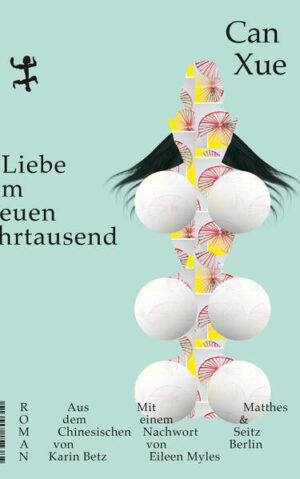 Wei Bo irrlichtert durch eine Welt ständiger erotischer Verfügbarkeit, in der er zum Spielball in einer geheimnisvoll matriarchal kontrollierten Gesellschaft wird. Vier Frauen dominieren seine Welt, in der sich alle in permanenter Überwachung befinden, in der Informanten in Blumenbeeten lauern und es vor falschen Berichten wimmelt. Verschwörungen wuchern an allen Ecken und Enden dieser Gesellschaft, die Paranoia und Misstrauen schürt. Manche versuchen zu fliehen - sei es in ein mysteriöses Wellnesshotel oder in die Häuser der Ahnen, die nur unterirdisch durch schlammige Höhlen, Abwasserkanäle und Tunnel erreicht werden können. Andere suchen die Zuflucht in einer Stadt namens Chao, wo traditionelle chinesische Heilpflanzen es ermöglichen, zu einem neuen Selbst zu finden, und versprechen, die Welt etwas glücklicher werden zu lassen. Jedes Leben wird hier von tief vergrabenen Geheimnissen und surrealen Trugbildern heimgesucht. Can Xues meisterhaft erzählte Liebesgeschichte ist eine düster-groteske Farce aus dem heutigen China. Sie zeigt die vielen Gesichter der Liebe - satirisch, tragisch, vergänglich, absurd und erfüllend - vor einer Kulisse aus Kommerz und Industrie, Betrug und Ausbeutung.