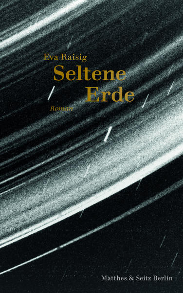 Als die Voyager 1 viele Jahre nach ihrem Start aus dem interstellaren Raum zurück auf die Erde blickt, ist die Welt längst eine andere geworden. Alles, was der Raumsonde bleibt, ist ihre sorgsam ausgewählte Fracht aus Bildern, Musik und Grüßen in 55 Sprachen, um möglichen Außerirdischen vom Leben auf der Erde erzählen zu können. Aber das absolut Fremde lässt sich womöglich nicht nur in fernen Galaxien finden. Auch in einem südamerikanischen Dorf sollen Ufos so häufig sein wie die dort streunenden Hunde. Hierhin folgt Therese nach dem Tod ihrer Großmutter kurzerhand der von der Wissenschaft enttäuschten Astrophysikerin Lenka, die Antworten auf die Frage sucht, was ein Kontakt mit fremden Zivilisationen bedeuten würde. Doch während Therese Lenkas Sehnsucht nach einer anderen Welt beobachtet, spürt sie die Fremdheit zunehmend in den Leerstellen ihrer eigenen Familiengeschichte: Was bleibt vom Hungerwinter 1946/47? Was von der Schwester der Großmutter, die sich nachts in den halb zugefrorenen Main stürzte? Und wie sollte sich in einer Welt, in der innerhalb von zwei Generationen die Geschichten unwiederbringlich verloren gehen können, überhaupt ein ehrliches Bild unseres Planeten zeichnen lassen?