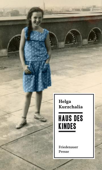 Das von Hermann Henselmann als Wohn- und Kinderkaufhaus konzipierte Haus des Kindes befand sich am Eingang zur damaligen Stalinallee. Das dortige Leben ist der Ausgangs- und Kristallisationspunkt eines episodenhaft erzählten Romans, der vor dem 17. Juni 1953 beginnt und 1965 endet. Als die kommunistischen Eltern der Erzählerin nach Kriegsende aus der englischen Emigration nach Deutschland zurückkehren, ziehen sie schon bald mit ihren Kindern in das beeindruckende Gebäude am heutigen Strausberger Platz. Durch die Augen des Mädchens begegnen wir ihren Nachbarn Hermann und Irene Henselmann, Robert und Karin Havemann, den Schriftstellern Alex Wedding, F. C. Weiskopf und Bodo Uhse. Sie alle verbindet der Glaube an ein anderes Deutschland. Doch auch Gleichaltrige lernt das Mädchen kennen. Etwa den Nachbarsjungen, dessen Eltern nach dem Krieg in die Sowjetunion verschleppt wurden und dessen Mutter später in den Westen flüchten wird. Oder ihre Schulfreundin Gilda, die in einem alten Mietshaus hinter der Stalinallee wie in einem anderen Kosmos aufwächst, und die verwaiste Zsuzsa, die nach dem Volksaufstand 1956 aus Ungarn nach Berlin verpflanzt wurde und zu Besuch ins Haus des Kindes kommt. Nach wenigen Jahren fallen die ersten Kacheln von der Fassade auf die Straße, und auch zwischen den Bewohern zeigen sich deutliche Risse. Die Protagonistin erlebt den Widerspruch zwischen ihrer privilegierten Situation und der Außenwelt, zwischen der Stalinallee und ihren Seitenstraßen, deren Lebenswirklichkeit zu den Erwachsenen in ihrer Umgebung oft nur schwer vorzudringen scheint. Zu sehr wird deren Gegenwart von ihrer eigenen Verfolgungsgeschichte und einer idealisierten Zukunftsvorstellung voller Täuschung und Selbsttäuschung bestimmt. Die Erzählerin muss sich - so als lebte sie in einer Scheinwelt - der Realität immer wieder aufs Neue versichern: Was ist wirklich, was eingebildet, und warum muss ständig etwas verschwiegen werden? Helga Kurzchalia hat mit »Haus des Kindes« eine literarische Spurensuche geschaffen, die dokumentarische Genauigkeit mit erzählerischer Originalität verbindet.