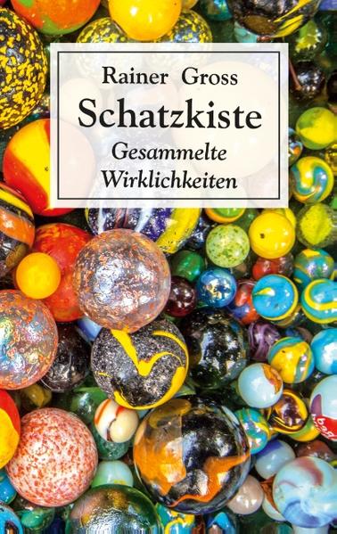 Eine Schatzkiste voller Wirklichkeiten, kleine Stücke aus Realität, von alltäglichen Beobachtungen und unscheinbaren Begebenheiten, von Einblicken in fremde Leben bis zu skurrilen Anekdoten und kurzen Geschichten. Die Hand greift hinein und spürt es kühl und glatt, lässt es klickern und funkeln, wie es Kinder machen mit ihrem Murmelschatz. Nichts schöner als diese Kiste zu öffnen, sich an jedem der geschliffenen Kleinodien zu freuen und zu staunen über den Reichtum unserer täglichen Welt.