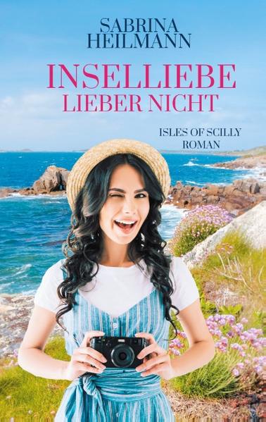 Inselromeo trifft auf kreative Fotografin mit großer Klappe! Honor Davenport ist der festen Überzeugung, dass die Männer auf den Isles of Scilly nichts taugen. Sie sind kleinkariert, unromantisch oder Touristen, die sowieso jeden Moment wieder verschwinden! Ihre Liebe gehört einzig und allein der Fotografie und den unentdeckten Orten der malerischen Inseln. Als Honor im Familien-Café aushilft, stellt ausgerechnet Inselromeo Lucas sie seiner Mutter als feste Freundin vor. Sie ist wütend, geht den Deal aber mit Aussicht auf eine Gegenleistung ein. Von einer auf die andere Sekunde ist Honor mit allem konfrontiert, was sie nicht ausstehen kann: Schnulzige Liebesbekundungen, gezwungene Treffen mit den potentiellen Schwiegereltern und Lucas höchstselbst! Sie weiß, dass dieses Schauspiel auf Dauer nicht gutgehen kann. Doch Honor ahnt nicht, dass es ausgerechnet ihre eigenen Gefühle sind, wegen denen alles zu scheitern droht.