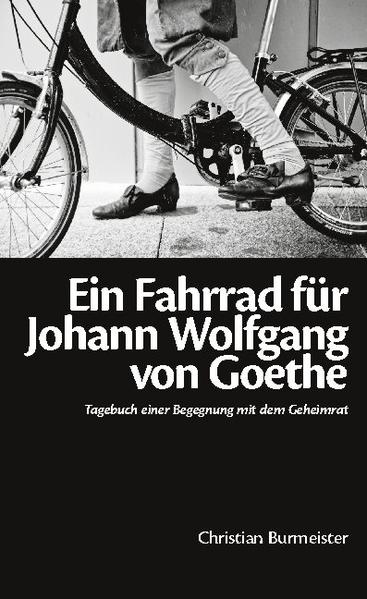 Auf dem Rad mit dem Geheimen Rat... Was wäre geschehen, wäre Johann Wolfgang von Goethe einem Fahrrad begegnet? Und wie hätte sich der große Dichter und Naturforscher wohl der Kunst des Radfahrens genähert? Christian Burmeister erzählt ebenso klug wie kurzweilig von der fiktiven Begegnung des Geheimrates mit einer der erfolgreichsten technischen Errungenschaften der Menschheit. Er nimmt dabei ständig Bezug auf die vielfältigen Aussagen Goethes über das menschliche Lernen, die dessen gesamtes Werk durchziehen. Aber auch andere große Denker der Weltgeschichte kommen zu Wort. Folgen wir also dem geheimnisvollen Johann bei seiner spannenden Eroberung des Fahrrades und des Radfahrens. Finden wir mit ihm heraus, wie der menschliche Geist forscht und lernt - und wie wir Menschen uns das Erlernte schließlich ganz zu eigen machen!