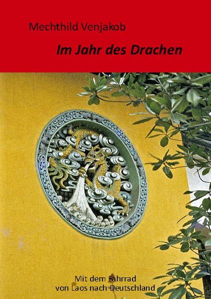 Eine Reise über Land von Laos nach Deutschland, ein Traum, den Mechthild Venjakob verwirklichte: Fast zwölftausend Kilometer radelte sie durch Laos, China, die Mongolei, Russland, Estland, Lettland, Litauen, Polen und Deutschland. Rund sechstausend Kilometer saß sie in der Transsibirischen Eisenbahn von Ulan Bator nach Moskau. Auf dem Qinghai-Tibet-Plateau erlebte sie eisige Kälte, in der Wüste Gobi Hitze, Durst und die tiefste Stille ihres Lebens. Begeistert erzählt sie von Moskau und St. Petersburg. Sie besuchte die Baltischen Staaten und zeltete in den Wäldern Polens. Nach neun Monaten erreichte sie ihr großes Ziel, ihre Heimatstadt Paderborn. Zahlreiche Reisefotos veranschaulichen ihren packenden Reisebericht.