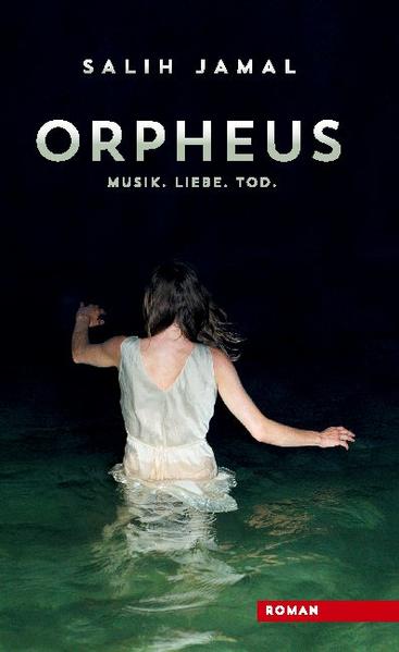 Orpheus und Eurydike. Neben Romeo und Julia die andere große Liebesgeschichte. Eigentlich weiß man, was passieren wird. Doch Salih Jamal bricht in seinem neuen Roman Orpheus mit allen Erwartungen. Gleich bei seinem Eingangsgedicht über den immerwährenden Kampf des Lebens versteht der Leser: Das, was jetzt kommt, ist etwas ganz anderes. So stürzt er in das erste Kapitel, das wie mit Maschinengewehrsalven in kleinen Absätzen die Not und Verzweiflung eines Mannes schildert, der seiner Liebe beraubt ist. Und schon ist man mitten in der Geschichte: Der Rock- und Bluessänger Orpheus, ein Suchender in unserer Zeit, schlägt sich mit Nebenjobs durch die Tage. In Nienke begegnet er der Liebe seines Lebens. Sie arbeitet als Anwältin im Unternehmen seines Großvaters, des Patriarchen Zeus. Eines Tages findet sie Beweise, die Zeus in Verbindung zu einem viele Jahre zurückliegenden Mord an einer Frau bringen. Kurz bevor sie die Unterlagen bei der Polizei abgeben kann, verschwindet Nienke spurlos. Orpheus beginnt, sie zu suchen, und stößt auf ein Geflecht aus grausamen Familiengeheimnissen, Intrigen und Verrat. Am Ende lernt er loszulassen, um Nienke für immer zu finden. Den Sänger Orpheus würdigt Salih Jamal mit kongenialer Begleitmusik. Jedes Kapitel ist mit dem Titel eines passenden Musikstücks überschrieben, die Auswahl ist grenzüberschreitend und unterstreicht die jeweilige Stimmung der Erzählung. So finden sich neben Bach, Mahler und Beethoven auch Tom Waits, die Leningrad Cowboys, Nina Hagen, Pink Floyd und sogar ABBA. Eine Playlist ist auf YouTube hinterlegt. Jamals Roman Orpheus ist mehr als eine an die griechische Mythologie angelehnte Story. Seine Betrachtungen über das Band und die Fesseln der Familie, über Liebe, Sehnsucht und Einsamkeit, über die Jugend und das Alter und nicht zuletzt über eine verrohende Gesellschaft treffen in ihrem Ton immer den Nerv. Ob einfühlsam und poetisch, wütend und entfesselt, nachdenklich und leise oder anklagend und laut. -Die Sprache und der Inhalt ergeben magische Literatur.- (HAUKE HARDER, Buchhandlung Almut Schmidt) -Ich kenne nichts vergleichbares.- (ULRIKE RABE, Mrs. Rabes Bookacount)