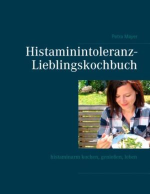 Das Histaminintoleranz-Lieblingskochbuch umfasst einen informativen und einen praktischen Teil mit Rezepten. Im ersten Teil möchte ich Dir kurz erklären was eine Histaminintoleranz ist und welche Auswirkungen sie auf Deinen Körper hat. Ich gebe Dir eine Liste an die Hand, welche Zutaten histaminarm sind und welche Du meiden solltest. Gleichzeitig stelle ich Dir eine Einkaufsliste zusammen, auf der Du ankreuzen kannst was Du, je nach Bedarf, nachkaufen möchtest (sie befindet sich am Ende des Buches. Du hast auch die Möglichkeit sie herauszutrennen und zum Einkaufen mitzunehmen). Eine Auflistung wertvoller Tipps werden Dir helfen den Kochalltag optimal zu meistern. Des Weiteren erkläre ich Dir, wie Du Deine Ernährungsumstellung beginnen kannst. Im zweiten Teil zeige ich Dir einfache und leckere Rezepte, sowie Rezeptvariationen für morgens, mittags und abends. Süßspeisen, herzhafte, vegetarische Rezepte und Gerichte mit Fleisch und Fisch, sowie Salate, selber gemachte Dressings, Dips, Pesto, Saucen und Kräuterbutter erwarten Dich. Kuchen, Cookies, Brotrezepte und Desserts sind dabei. Wenn Du gerne auch für andere kochst, findest Du Rezepte, die auch in größeren Mengen sehr gut zuzubereiten sind, und wie Du einen wundervollen Grillabend veranstalten kannst. Da ich selber eine kleine Familie habe, sind die ausgewogenen Rezepte sowohl für Dich alleine, als auch für Deine ganze Familie ausgelegt.