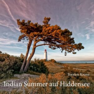 Hiddensee ist nicht nur die Insel der Dichter, Denker und Künstler. Hiddensee bietet auch wildromantische Steilküsten, bezaubernde Waldwege auf den Bergen des Dornbuschs, weite Heidelandschaften und blühende Wiesen. Ein Mikrokosmos der Natur in einzigartiger Vielfalt auf wenigen Kilometern. Lassen Sie sich mit diesem kleinen Bildband in die Farben und Formen des Eilands entführen und sehen Sie die Schönheit von den Ebenen im Süden bis zu den Bergen im Norden in einem besonderen Licht.