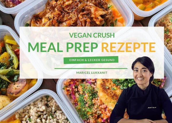 Mit diesem Meal Prep-Kochbuch erhalten Sie nicht nur einen abwechslungsreichen Speiseplan, sondern auch ein effektives 3-Monats-Programm. Das Kochbuch ist ideal für alle, die die vegane Ernährung ausprobieren wollen, einfach mehr Gemüse und Abwechslung auf den Speiseplan bringen oder sich ganz vegan umstellen wollen. Die Vorteile liegen auf der Hand: Durch clevere Wochen- und Einkaufsplanung sparen Sie Zeit. Man greift nicht mehr spontan zu ungesundem Fast Food oder Snacks. Man weiß genau, was drin ist: gesunde, frische Zutaten, die den Gaumen erfreuen. So kann man das langweilige und ungesunde Kantinenessen oder Fertiggerichte umgehen und sich mit wenig Aufwand gesund, lecker und bewusst ernähren. Der Umstellung auf die vegane Ernährung wird Ihnen so leicht fallen wie nie zuvor. Mangelnde Abwechslung in der Küche ist das, was die meisten Menschen als Hindernis für einen gesunden Lebensstil empfinden. Damit es nie langweilig wird, finden Sie in diesem Kochbuch über 60 einzigartige Fusion-Food-Rezepte von Ost bis West. Sie bereiten jede Woche ein neues Menü vor und nach dem 3. Monat können Sie das Programm einfach neu starten und haben somit immer abwechslungsreiche Mahlzeiten.