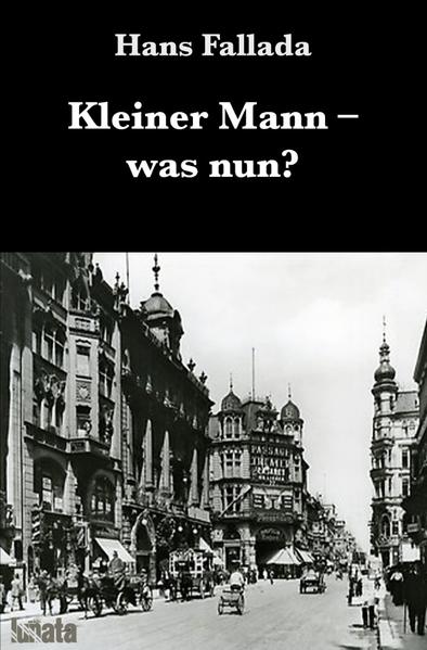 Der Welterfolg von Hans Fallada über den sozialen Abstieg eines Angestellten am Ende der Weimarer Republik. Der Buchhalter Johannes Pinneberg und seine Freundin, die Verkäuferin Emma „Lämmchen“ Mörschel, die schwanger ist, heiraten kurzentschlossen. Die beiden sind glücklich, wenn auch in bescheidenen Verhältnissen lebend. Dann wird Pinneberg entlassen und muss sich im Deutschland der Weltwirtschaftskrise eine neue Arbeitsstelle suchen. Die beiden landen in Berlin, wo Pinneberg Verkäufer in der Herrenbekleidungsabteilung eines Warenhauses wird. Doch der Erfolg bleibt aus und der soziale Abstieg schreitet voran.