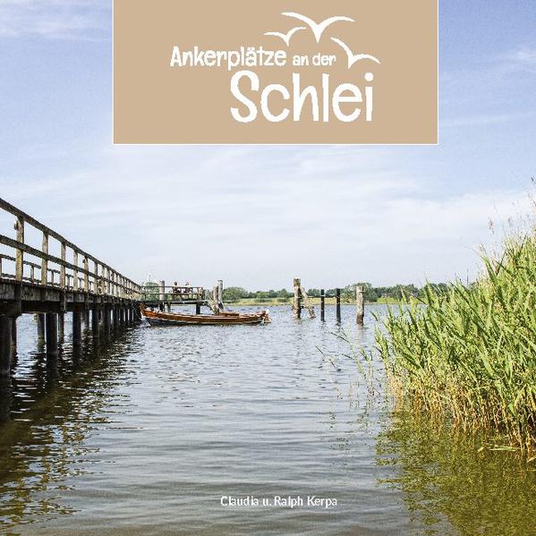 Von der Küste bis ins Binnenland reicht Deutschlands längster Ostseefjord, die Schlei. Sie ist 42 Kilometer lang und während einer Eiszeit vor 120.000 bis 10.000 Jahren entstanden. Als Handelsweg im Ostseeraum hatte die Schlei auch für die Wikinger eine große Bedeutung. Damals ließen sie sich in der Siedlung Haithabu nieder. Heute zählt der Meeresarm mit zu den schönsten Paddel- und Segelrevieren in Schleswig-Holstein. Aber auch vom Land aus lässt sich die Schlei prima zu Fuß oder mit dem Fahrrad erkunden.  Zu entdecken gibt es malerische kleine Dörfer mit ursprünglichen Reetdachhäusern und prächtige Gutshöfe, hügelige Landschaften, schnuckelige Hafenstädte, verträumte und fast unscheinbare Badestellen an Schlei und Ostsee, sowie jede Menge Natur und lauter spannende Geschichten. Die Schleiregion ist verträumt und nicht selten hat man das Gefühl, dass die Zeit stehengeblieben ist. Ein Stück weit stimmt das wohl auch, aber genau das macht den Reiz aus. In diesem Buch entführen die Autoren ihre Leser an zauberhafte Ankerplätze an der Schlei, die sowohl vom Wasser als auch vom Land einen unvergesslichen Besuch wert sind.