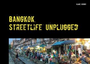 Bangkok ist eine der faszinierendsten Hauptstädte der Welt. Die thailändische Metropole lockt Jahr für Jahr Millionen Touristen an. Der prächtige Königspalast, zahllose Tempel und die großen Shopping-Malls stehen auf ihrer To-do-Liste. Das echte Bangkok ist allerdings nur auf der Straße zu erleben, entlang der Kanäle und auf dem Fluss der Könige, dem Chao Phraya. Klaus Seeger zeigt mit seinen Fotos das unverfälschte, farbenfrohe und satte Leben in Bangkok. Die Aufnahmen sind nicht bearbeitet. Klaus Seeger geht es um das Schnappschusshafte, um Authentizität, um "streetlife unplugged"!