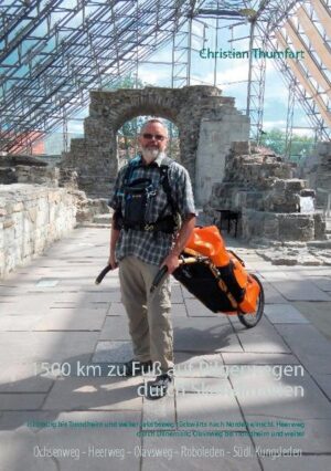 Nach seinen Pilgerwanderungen auf Jakobswegen nach Santiago de Compostella und kombiniert mit der Via-Francigena nach Rom will Christian Thumfart ein stilisiertes "TAUKreuz" über Europas Landkarte legen und begibt sich auf einen Pilgerweg nach Norden mit dem Ziel: "Nidaros-Dom" in Trondheim (Norwegen) und weiter über Schweden nach Süden. In Hamburg gestartet gehts durch Schleswig-Holstein auf dem Ochsenweg, durch´s pilgerfreundliche Dänemark auf dem Haervejen bis zum Skagerak. Per Fähre nach Oslo und auf Olavswegen bis Trondheim und weiter. Trotz reicher Pilgererfahrung kommt er oft an seine Grenzen. Vor allem die Wege in Norwegen und Schweden verlangen ihm alles ab. Das auf und ab der Tal- und Höhenlagen, Regen und Schneetreiben auf den Fjäll´s (Gebirgen) und die schwere Ausrüstung mit Zelt und Lebensmitteln für viele Tage verlangen ihren Tribut. Viele Begegnungen mit Pilgern und die zeitweise Begleitung durch seinen Sohn machen alle Strapazen wieder wett.