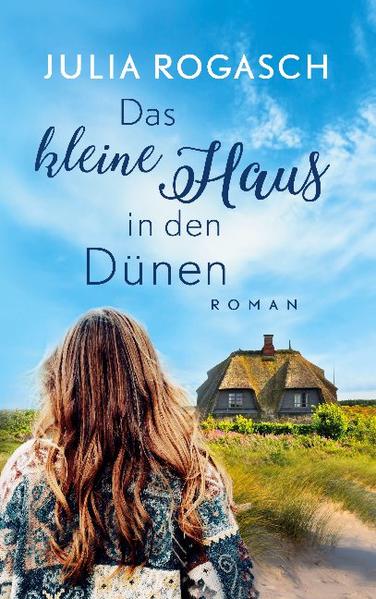 Das kleine Haus in den Dünen Eine alte Freundschaft, ein großes Geheimnis und ein Urlaub auf Sylt Clara ist mit ihrer Kraft so gut wie am Ende. Seitdem beim gemeinsamen Sohn eine schwere Atemwegserkrankung festgestellt wurde, stehen sie und ihr Mann Paul unter Druck. Finanziell ist es eng, da Clara weniger arbeitet, um ganz für ihren Sohn da zu sein. Sie und Paul streiten viel. Da tritt von einem auf den anderen Tag ihr alter Jugendfreund, ihre erste große Liebe Max wieder in ihr Leben. Max, der sein Leben lang nichts anbrennen ließ, erfolgreich im Job ist und der damals nach einer gemeinsamen Nacht mit Clara den Kontakt zu ihr abbrach. Er bietet der erschöpften Familie völlig überraschend sein Ferienhaus auf Sylt an, um dort wieder zu Kräften zu kommen. Clara nimmt widerwillig an, um der Gesundheit ihres Sohnes Willen. Doch kaum auf Sylt angekommen, bemerkt sie, dass ihre Gefühle für Max immer noch stark sind. Aber ist es mehr als Freundschaft? Und sie ahnt: Max' Sinneswandel und Großzügigkeit müssen einen Grund haben ...