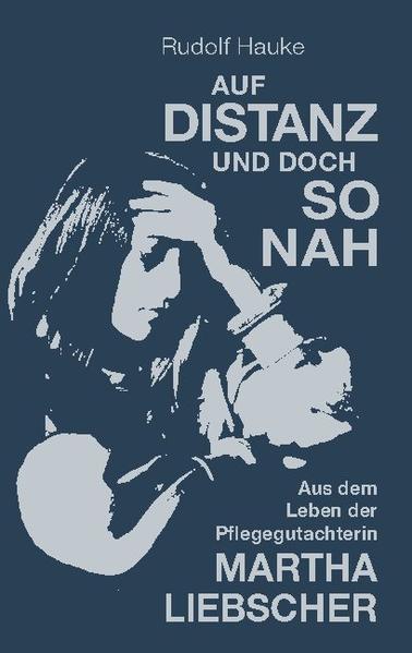 Martha Liebscher ist Pflegegutachterin. 38 Jahre alt, zwei Kinder, Alina 13 Jahre und Tommy, 11 Jahre alt. Sie ist verheiratet mit Paul. Pflege ist ihr ein Anliegen und eine Berufung. Bereits in frühen Jahren half sie bei der Pflege der Großmutter und war nach ihrer Ausbildung in der Altenpflege tätig. Inzwischen ist sie als Pflegegutachterin für den MDK unterwegs und erlebt bei ihren Besuchen in den verschiedenen Haushalten der zu Pflegenden die spannendsten und unwahrscheinlichsten Geschichten. Mit allen Mitteln versucht sie ihren aufregenden und manchmal aufreibenden Beruf und ihr Privatleben so zu managen und gestalten, dass es allen in der Familie gut geht. Allerdings gelingt ihr dies nicht und sie steuert immer mehr auf eine Katastrophe zu. Bis das Schicksal zuschlägt und ein unerwartetes Unglück alles in ihrem Leben verändert.