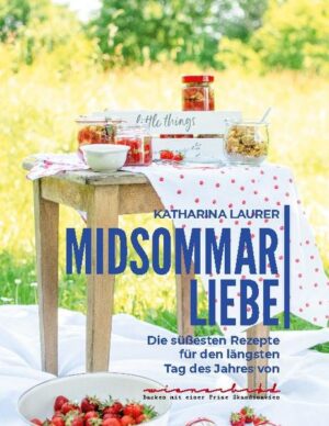 Diese magische Zeit, wenn die Sonne vielleicht gerade so hinter dem Horizont verschwindet, es aber gar nicht richtig dunkel wird.  Die Skandinavier:innen feiern die Tage um die Sommersonnenwende ausgiebig. Midsommar, Juhannus oder Sankt Hans gehören zu den wichtigsten Festtagen neben Weihnachten.  Neben Tanzen und Singen gehört auch Essen fest zu den Feierlichkeiten dazu. Herzhaftes wie Süßes.  In MIDSOMMARLIEBE finden sich die leckersten sommerlichen Kuchen, Torten und Desserts aus Dänemark, Norwegen, Schweden und Finnland, z.B. die typische schwedische Midsommar-Torte Jordgubbstårta oder das dänische Sommerdessert Koldskål. Als kleines Extra gibt es einige herzhafte Backrezepte.