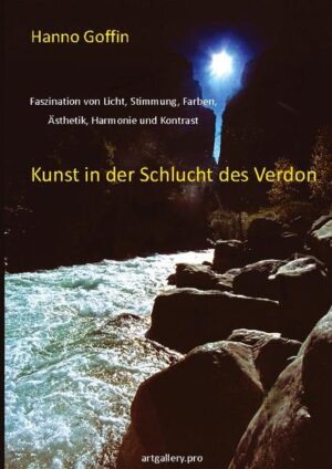 Die Schlucht des Verdon. Entdecken Sie die Faszination von Licht, Stimmung, Farben, Ästhetik, Harmonie, Konvergenz und Kontrast, transformiert in die Kunst aus der Schlucht des Verdon Kunst in der Gorges du Verdon. Sie erleben in diesem Bildband Bilder Kunst besonderer Augenblicke der Natur der Gorges du Verdon, wie Sie sie kaum bisher gesehen haben. Die Symbiose von Natur, Fotografie, Kunst manifestiert sich in diesen Bildern der Gorges du Verdon. Was ist Kunst? Schönheit in Ästhetik, Harmonie der Proportionen, Licht und Farben ist Teil der Kunst. Vollendet ist das Kunstwerk, wenn man nichts mehr hinzufügen und nichts mehr daraus wegnehmen kann, um einen neuen Ausdruck genau zu treffen. Diese Kunst macht Lust, in die Welt dieser Bilder einzusteigen, sie sinnlich zu erleben und zu fühlen. Die 2 Elemente, Vernunft bzw. Ratio und Gefühl, sind seit 2 Jahrtausenden wesentliche Elemente der Betrachtung im Kunstwerk und der Philosophie zur Kunst und hier wiedergegeben. Kunst gibt neue, originelle, besondere, überraschende Sichtweisen. Neue Perspektiven, die der Betrachter so kaum erlebt: Neugierde, Interesse, Überraschung, Gefühle oder Provokation. Kunst kommuniziert: "Schau her, hast Du das schon gesehen, gedacht, gefühlt, erlebt?" Alles dies manifestiert sich hier in der Kunstfotografie von Hanno Goffin und den Bildern der Gorges du Verdon. Analog Fotografie wie in diesem Fall bedeutet: Die perfekte Umsetzung der Komposition von Technik, Licht, Farben, Raum, Gefühle auf rein abstrakte Weise in der Vorstellung genau im Moment des Klicks. Das Ergebnis zeigt sich erst Tage danach mit Erhalt der Dias. Hat sich das gedankliche Bild mit der genauen Abstimmung der Technik, der Ratio und dem erlebten Gefühlen genau, wie geplant abgebildet, in Form, Farbe, Licht, Spannung? Der vergangene Moment der Komposition aus Ratio, Gefühl, Erleben und Erfahrung in der Kunst manifestiert oder unweigerlich verloren? In der Analogotografie gibt es nicht testen, schauen, ändern, noch einmal probieren, wegwerfen der modernen Digitalfotografie. Der Klick des Dias? Getroffen oder versagt?