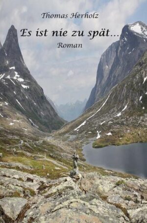 „Es ist nie zu spät…“ von Thomas Herholz Als Herbert mit der geheimnisvollen Deutsch-Norwegerin Maria zu einer Nordlandreise zu Fuß und ohne viel Geld aufbricht, die sie an den gewaltigen Malstrom des Saltstraumen über dem Polarkreis führt, ist schon einiges schief gelaufen in seinem Leben. Die neue Zahnarztpraxis in Kiel hat Höhen und Tiefen erlebt und ihn mit dem Gesetz in Konflikt gebracht. Beide stehen sie an einem Wendepunkt ihres Lebens und Herbert ahnt nicht, welche Fäden ihr Schicksal miteinander verknüpft hat. Die Wege durch Deutschland, Skandinavien und Brasilien führen durch atemberaubende Natur und in die Tiefen der Seele. Die Suche nach dem Spirit der Schöpfung führt auch zum Nachdenken über Religion und Mythos, Schuld und Vergebung und darüber, was wirklich zählt im Leben… Der Autor hat 40 Jahre als Zahnarzt, die längste Zeit in Kiel, gearbeitet. Seit Jahrzehnten ist er in seiner Pfarrgemeinde ehrenamtlich, besonders für Eine-Welt-Partnerschaften und caritative Aufgaben engagiert und natürlich auch an den ewigen Menschheitsfragen nach dem Göttlichen, der Schöpfung und dem Sinn des Daseins interessiert. Er liebt seine Heimat an der Ostsee, hat aber auch mit offenen Augen Skandinavien und Südamerika bereist. Seit seiner Studentenzeit hat er hunderte von Gedichten über Gott und die Welt, Natur, Liebe und andere Gemütslagen verfasst. Manches aus diesen Berufs- und Lebenserfahrungen findet sich in teils humorvollen, teils nachdenklichen oder poetischen Passagen des Romans wieder. Eingebunden in eine spannende Beziehungsgeschichte zweier junger Menschen mit kriminalistischen und dramatischen Elementen entwickelt sich auch eine deutsch-norwegische Familiengeschichte über mehrere Generationen und es ergeben sich Einblicke in christliche Projektarbeit im „Armenhaus“ Brasiliens.