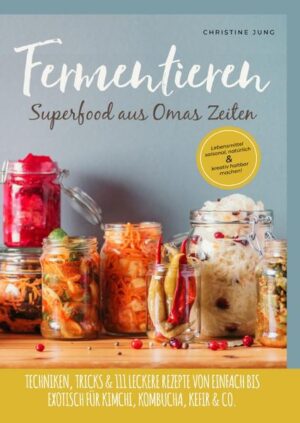 Wie wäre es, wenn du ein würzig-saftiges Kimchi oder frischen Kefir und vieles mehr in deiner Küche aus dem Glas holst und gemeinsam mit der Familie genießt? Einfach starten, Profi werden: So gelingt dir das kreative und köstliche Haltbarmachen mit Mikroorganismen garantiert! Leckere Gurken für die nächste Brotzeit, eingelegter Knoblauch oder erfrischender Kombucha und Kefir...Mit Christine Jungs Buch wirst du erstaunt sein, was dir Köstliches im Glas gelingt. Freue dich auf einfache Erklärungen aller wichtigen Grundlagen sowie vielfältige Rezepte, um im Alltag immer fermenierte Köstlichkeiten auf dem Tisch zu haben! - Lerne mit der Lake-Technik, Kimchi-Technik und der Sauerkraut-Technik die 3 wichtigsten Grundvorgehensweisen kennen, um wie auf Schienen zu deinem milchsauer eingelegten Gemüse zu gelangen. - Dein Fermentier-Baukasten: Mit welchen Hausmitteln und ohne teures Zubehör du clever und lecker fermentieren kannst. - Die häufigsten Fehler, die Einsteiger vom der Zutatenwahl bis zur Lagerung nach der Fermentation machen. - Die besten Tipps aus Großmutters Küche sowie Pannenhilfe, sodass du zum Schluss perfekt fermentiertes Gemüse auf dem Tisch hast. - Besonders wichtig: Alle Rezepte und Anleitungen sind einfach umsetzbar! Hier findest du altes Wissen und Rezepte für die heimische Küche aufgefrischt. Du wirst begeistert sein, welchen köstlichen Geschmack und einzigartige Konsistenz dein fermentiertes Gemüse hat! Gib Schimmel und verdorbenen Lebensmitteln nicht die Chance, sondern gehe diesen Schritt zu mehr Geschmack und Gesundheit für dich und deine Liebsten. Kaufe jetzt dieses Buch und freue dich auf dein Superfood aus Omas Zeiten!