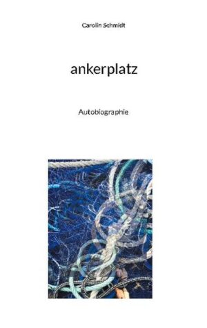 Mit der Autobiografie Ankerplatz blickt die Autorin zurück auf 57 Jahre eines turbulenten von existentiellen Entscheidungen, Erfahrungen und Ereignissen geprägtes Leben. Mit 57 erfährt die Autorin vom Tod ihres bis dahin unbekannten Vaters. Diese Nachricht ist der Beginn einer Reise zu ihren familiären Wurzeln und einer bis dahin unbekannten Familie. Nach dem Aufwachsen bei ihrer Grossmutter in einem Dorf in Oberfranken zieht sie nach vielen Etappen in ihren Wunschort Freiburg. Dort legt sie die Grundsteine für eine fünfköpfige Familie und ihren Beruf als Juristin im Umweltrecht. Der mehrfache dramatische Verlust von Freunden und Angehörigen führt sie in persönliche Krisen. Mit fremder Hilfe gelingt es Ihr diese zu meistern, so dass sie heute gestärkt und zuversichtlich in ihre Zukunft sieht. Diese Zuversicht möchte die Autorin mit ihrer Leserschaft teilen, gerade in diesen mitunter unsicheren Zeiten.