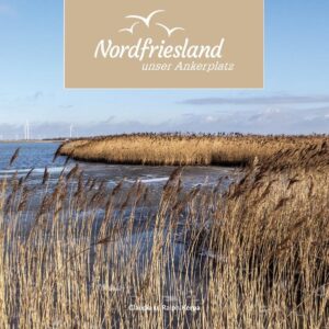 Als Urlaubsland ist Nordfriesland vielen geläufig und besonders beliebt sind die Inseln und Halligen. Diese einmalige Landschaft, die unbändige Weite, die Nordsee und die Kraft der Gezeiten ziehen viele in ihren Bann. Nordfriesland hat noch so viel mehr zu bieten, denn auch das Festland steckt voller Überraschungen. Was wir an Nordfriesland lieben gelernt haben ist, einfach an den Deich zu gehen und kleine Auszeiten vom Alltag zu genießen. Der Deich ist nicht nur einfach grün und von Schafen beweidet, sondern sehr vielfältig. Selbst der Blick auf die Nordsee verändert sich ständig und bietet neue und spannende Blickwinkel, die zu jeder Tages- und Jahreszeit variieren. Manchmal sogar minütlich. Da wir Gegenden gerne zu Fuß erkunden, haben wir in Nordfriesland etliche Deichkilometer abgelaufen. Deshalb nehmen wir euch in diesem Buch ganz bewusst mit auf eine Reise am Deich entlang, und zwar von der Eider im Süden bis zur deutsch-dänischen Grenze im Norden. Freut euch auf schöne Landschaften, schnuckelige, kleine Dörfer und Städte mit spannenden Geschichten über eine Region, die wie keine zweite so vom Meer geprägt ist. Das Buch ist nicht nur eine Liebeserklärung an unsere neue Heimat, sondern soll auch inspirieren, Nordfriesland mal aus einem anderen Blickwinkel zu betrachten.