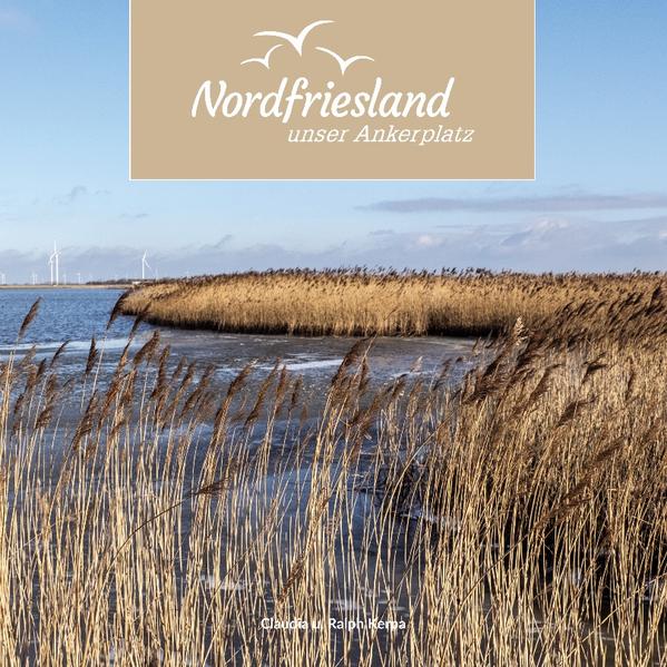 Als Urlaubsland ist Nordfriesland vielen geläufig und besonders beliebt sind die Inseln und Halligen. Diese einmalige Landschaft, die unbändige Weite, die Nordsee und die Kraft der Gezeiten ziehen viele in ihren Bann. Nordfriesland hat noch so viel mehr zu bieten, denn auch das Festland steckt voller Überraschungen. Was wir an Nordfriesland lieben gelernt haben ist, einfach an den Deich zu gehen und kleine Auszeiten vom Alltag zu genießen. Der Deich ist nicht nur einfach grün und von Schafen beweidet, sondern sehr vielfältig. Selbst der Blick auf die Nordsee verändert sich ständig und bietet neue und spannende Blickwinkel, die zu jeder Tages- und Jahreszeit variieren. Manchmal sogar minütlich. Da wir Gegenden gerne zu Fuß erkunden, haben wir in Nordfriesland etliche Deichkilometer abgelaufen. Deshalb nehmen wir euch in diesem Buch ganz bewusst mit auf eine Reise am Deich entlang, und zwar von der Eider im Süden bis zur deutsch-dänischen Grenze im Norden. Freut euch auf schöne Landschaften, schnuckelige, kleine Dörfer und Städte mit spannenden Geschichten über eine Region, die wie keine zweite so vom Meer geprägt ist. Das Buch ist nicht nur eine Liebeserklärung an unsere neue Heimat, sondern soll auch inspirieren, Nordfriesland mal aus einem anderen Blickwinkel zu betrachten.