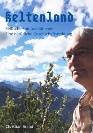 Das keltische Weltbild ist gelebte Lebensphilosophie. Im Gegensatz zu dem Heute üblichen linearen und historischen Weltbild leben und erfahren wir ein sich ständig bewegendes, sich immer zu veränderndes und spirituelles Weltbild. Unser Anliegen mit diesem dreigliedrigen Buch ist es die Lehren der keltischen Weisheit zu erhalten, zu pflegen und weiter zu reichen. 1. Teil Kelten und Druiden. Was wissen wir bereits über die Kelten und Druiden? Was wurde uns verschwiegen? Was klingt in dir wenn du diese Texte liest? Wissen und Intuition führen dich auf den alten Pfad. 2. Teil Selbsteinweihung zum Druiden. Folge dem alten Pfad und der in die Schöpfungsordnung eingebundenen Lebensphilosophie unserer Ahnen. Werde Eins mit dir und dem Weltenall. 3. Teil Unser Keltendorf. Um die keltische Spiritualität auch in dieser Welt zu leben gibt es hier eine praktische Anleitung wie aus einer Idee ein echtes Dorf in einer natürlichen Gesellschaftsordnung werden kann.