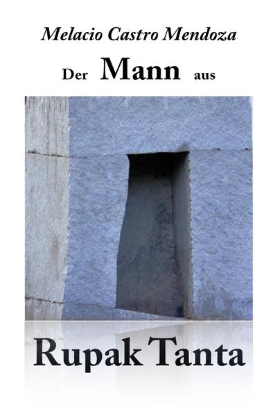 Melacio Castro Mendoza entfu?hrt den Leser aus einer harten in eine magische und geheimnisvolle Welt, der es dank der geliebten Frau weder an Eleganz noch an Romantik mangelt. Von dieser Frau, die ihn befreite, erzählt Pureq Kañiwa: „Das Licht der Frau, die mich in der Verheißung der Liebe noch immer erwartet, riss mich aus den Händen der Tyrannen“. In seinem Roman spielt der Autor mit Zahlen, indem er eine unterhaltsame Mathematik betreibt. Sein Protagonist durchschreitet sieben Etappen, sieben Tu?ren und sieben verschiedene Szenarien. Mit Geschick erzählt er von dem Sittenverfall, der in der `Welt im Hier und Jetzt´ vorherrscht. Er entwickelt und rechtfertigt aus seinem Schreiben heraus die Existenz einer anderen, imaginären Welt, eines Spiegels der `Welt da Unten´, die der Protagonist zu erreichen trachtet. Die `Welt im Hier und Jetzt´ entsetzt Pureq Kañiwa, als er beispielsweise hört, wie Juancho, ein Gefangener mit dem Spitznamen `die Sieben´, finsterer Mörder seiner sieben Frauen, von seinen schrecklichen Taten berichtet. Gegen die `Welt im Hier und Jetzt´ sieht der Protagonist die `Welt da Unten´ als „eine neue Republik (in der) wir die Umwandlung von Dunkelheit in Licht erleben werden“. Pureq Kañiwas unaufhörliches Streben nach dem neuen Rupak Tanta konkretisiert sich, indem er die Tiefen des Essener Stadtgartens idealisiert, wo sich das Versprechen des Eintritts in ein solches `Paradies´ verbirgt, in welchem niemand seine Seele oder seinen Körper fu?r Geld verpfänden sollte. Dieser Ort ist denen fremd, die fu?r Geld oder Waffen sogar die Liebe kaufen oder zu kaufen versuchen. Im neuen Rupak Tanta ist der Mensch im Wesentlichen ein Wesen der Zuneigung und der gegenseitigen Wertschätzung von Gerechtigkeit und Frieden. Damit endet dieses Argument, das der Autor um die Zahl sieben herum entwickelt. Der Leser ist eingeladen, Teil dieser neuen Welt zu werden. Der hoch literarische Stil von Castro Mendoza macht diesen Roman zu einem sehr lesenswerten Erlebnis.