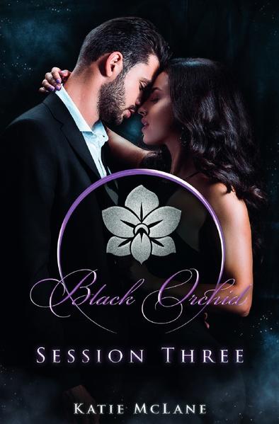 Bist du bereit für einen weiteren Besuch in New Yorks heißestem Club? Dieser Sammelband beinhaltet Band 5 - "Black Orchid - Hidden Desire" - und Band 7 - "Black Orchid - Secret Burlesque". "Black Orchid - Hidden Desire" Er entdeckt ihre intimsten Wünsche. Aber davon ahnt sie nichts. Als Barchef im Black Orchid erhält Robin Graves so manches explizite Angebot von weiblichen Mitgliedern, aber die reizen ihn nicht. Die Assistentin der Geschäftsführung dafür umso mehr, auch wenn sie unnahbar scheint. Wie falsch er liegt, erfährt er erst, als Phoebe Hodges ihm in einem schwachen Moment ein paar pikante Details verrät, über sich und ihre Fantasien. Diese Chance kann er sich nicht entgehen lassen und tischt ihr eine Lüge auf, um sie zu verführen. Doch was dann geschieht, verändert alles. "Black Orchid - Secret Burlesque" Sie tanzt für ihn, kniet für ihn. Bis ihr Geheimnis auffliegt. Um in New York überleben zu können, führt Wynne Watson ein geheimes Doppelleben. Unter der Woche baut sie sich eine Karriere auf, am Wochenende tanzt sie Burlesque in einem drittklassigen Gentlemen’s Club. Von den Männern vor der Bühne will sie lediglich das Trinkgeld, auf das sie so sehr angewiesen ist. Bis sie in die Augen dieses charismatischen CEOs blickt und in einem Private Dance heftiges Verlangen zwischen ihnen entbrennt. Nur deshalb lässt sie sich auf sein Angebot ein - lustvolle Treffen auf neutralem Boden, im Black Orchid, New York exklusivstem Club. Doch was mit simpler Leidenschaft beginnt, eskaliert bald zu obsessiver Gier und droht, außer Kontrolle zu geraten. Und dann steht sie plötzlich ihrem Boss gegenüber…