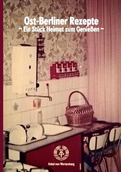 Beliebte Ost-Berliner Familienrezepte, heute wie damals wecken diese beliebten Speisen schöne Erinnerungen in jeden von uns. Ein Stück Heimat kommt mit diesem Buch zurück in die Küchen Deutschlands. Neben Schaschlik mit Letscho und Senfeier kam zu DDR-Zeiten häufig auch Grilletta auf den Tisch.. Auch Nudeln mit Tomatensoße, ein sehr leckeres Gericht, das nicht nur die Kinder in der DDR liebten, sondern auch die Erwachsenen, gehört zu den typisch einfachen Gerichten und war eines der wichtigsten Gerichte in der DDR-Schulspeisung. In der Tomatensoße landeten unter anderem auch eine große Zwiebel und Jagdwurst. Als Nudelsorte wurden häufig Makkaroni verwendet. Ein sehr einfaches Rezept ist der Berliner Kartoffelsalat. Natürlich war dieser auch über die Stadtgrenzen von Ostberlin hinaus bekannt und beliebt und wird mit Pellkartoffeln, Weißweinessig, Senf und Gurkenflüssigkeit sowie Gewürzgurken und Zwiebeln angerichtet. Auch in Ostberlin beheimatet sind die Berliner Knüppel. Diese Schrippe ist bis heute in der ehemaligen DDR sehr beliebt. Lecker und einfach schmeckt auch die NVA Erbensuppe. Die Herkunft des Namens dieser Erbsensuppe ist schnell erklärt: Entwickelt wurde dieses wie andere DDR-Rezepte in den Küchenräumen der NVA-Truppe. Was diese Erbsensuppe zu etwas Besonderem macht ist die Beilage: Serviert wird die NVA Erbsensuppe nämlich mit Bockwurst oder Wiener. Ein deftiger Fischeintopf ist indes Rainers Fischsojanka. Dieses Rezept basiert auf einem russischen Rezept, wobei die Fischarten und Zutaten nach den vorhandenen Möglichkeiten angepasst werden können. Verwendet werden sollen allerdings verschiedene Fischarten wie Barsch, Zander, Hecht oder auch Rotbarsch, Makrelen oder Plattfischen.