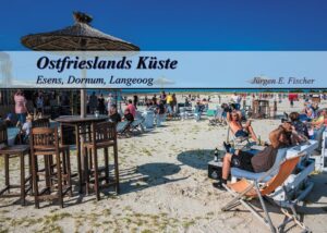 Eine Entdeckungsfahrt durch Ostfriesland von Dornumer-/Westeraccumersiel nach Bensersiel und auf die Insel Langeoog. Mit Fahrrad und Kamera im Gepäck genieße ich die herbe ostfriesische Landschaft und lasse mir den Wind um die Ohren wehen. Dabei fahre ich auch ein Stück weit ins Landesinnere ins quirlige Esens mit seiner belebten kleinen Fußgängermeile, und von dort aus weiter in die Herrlichkeit Dornum. Dort empfangen mich neben der Norderburg und der Beninga-Häuptlingsburg auch die einzige Bockwindmühle Ostfrieslands und der Bahnhof der Ostfriesischen Museums-Küstenbahn. Zurück über Dornumer-/Westeraccumersiel geht's auf der Küstenstraße nach Bensersiel. Von dort setze ich mit der Fähre über nach Langeoog, vom Hafen nehme ich die Schmalspur-Inselbahn in die Gemeinde der Insel. Mich empfangen sanfte Dünen, ein weiter Sandstrand und Lale Andersen, Sängerin der berühmten Lili Marleen.