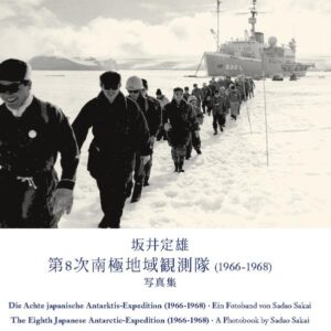 1966/67 nahm Sadao Sakai auf dem Eisbrecher Fuji an der Achten japanischen Antarktis-Forschungsexpedition (JARE) teil. Als Journalist war er mit der Dokumentation der Expeditionsgeschehnisse betraut. Das Ziel war die Ongul-Insel, auf der sich die japanische Syowa-Station befindet. Die Ongul-Insel und der antarktische Kontinent waren nur wenige Kilometer voneinander durch das gefrorene Meer getrennt. Den Eisbrecher als Basis nutzend, fuhren die Wissenschaftler mit ihren Schneemobilen auf den Kontinent und begannen mit der Erforschung der Gletscher. Sadao Sakai begleitete ihre Exkursionen, machte Notizen und viele Fotos. Da nur wenige, falls überhaupt, öffentlich zugängliche Aufzeichnungen über diese Antarktis-Expedition vor fünfundfünfzig Jahren existieren, ist diese visuelle Nacherzählung aus dem Blickwinkel eines Journalisten von besonderer Bedeutung. Der Fotoband bietet die Gelegenheit, mehr über die Antarktis, die Aktivitäten der Expedition und die außergewöhnliche Reise des Eisbrechers Fuji zu erfahren.