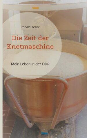 In unserem Haus gab es eine Bäckerei. Bereits als kleiner Junge war ich oft bei Bäckermeister Max in der Backstube und durfte dem Treiben zuschauen. Besonders gern sah ich es, wenn er die Knetmaschine anschaltete. Ohne Rücksicht wurden dabei Mehl, Milch, Salz und Hefe durcheinandergewirbelt. Manchmal schwappte durch die heftigen Drehbewegungen ein wenig über den Rand der großen Maschinenschüssel hinaus und versuchte zu entkommen. Doch fast der gesamte Inhalt musste sich das Herumwirbeln und Kneten gefallen lassen. Erst wenn Meister Max den Stecker zog, kehrte Ruhe ein. Dann durfte ich vom Teig auch schon mal naschen. Ich besuche im Buch Max mehrmals in seiner Backstube, bis es ihn und die Backstube nicht mehr gibt! Das Leben in der DDR war wie das Kneten in jener Bäckereimaschine. Entkommen konntest du der Schüssel kaum. Ich beschreibe mein Leben in dieser Knetmaschine bis die Stecker gezogen wurden und der Teig in eine neue Form gegossen wurde. Ich würde mich nicht mehr als Nachkriegskind bezeichnen wollen. Dennoch waren die fünfziger Jahre in der DDR noch vom verlorenen Krieg geprägt. Es ist erstaunlich, wie es die Menschen in dieser Zeit geschafft haben, damit fertig zu werden. Fast alles wurde per Hand erledigt. Vom Kohlen mit dem Handwagen besorgen, bis zum Wäsche waschen im Waschhaus. Vom Familienbadetag in der Küche bis zum Gang in die Kaltmangel. Und alles bei einer Sechs-Tage-Arbeitswoche! Ich selbst hatte mich täglich durch Erfüllung von Aufgaben einzubringen. Jeder musste das, damit der Familienbetrieb nicht ins Stocken geriet. Erst im Laufe der sechziger und siebziger Jahre gab es allmählich Erleichterungen im Alltag. Aber schon waren neue Hürden zu überspringen. Der Sozialismus griff überall ein und kontrollierte jede Bewegung. Ich versuche, in diesem Buch mein Leben in der DDR zu beschreiben. Das Leben des kleinen Mannes in dieser Gesellschaftsordnung. Alle, die ich im Buch erwähne, haben es sich verdient. Immer waren helfende Hände da. Wo wir etwas leisten konnten, haben auch wir zugegriffen. Dafür bleibe ich immer sehr dankbar.