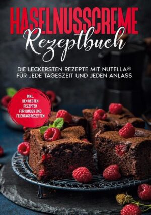 Köstliche Rezepte mit Nutella®: Die verführerischsten Koch- und Backideen rund um die sündige Haselnusscreme Wahre Fans der schokoladigen Versuchung sind sich einig: Nutella® geht immer und nichts geht über Nutella®! Und ob die cremige Köstlichkeit nun aufs Brot geschmiert wird oder einfach löffelweise genascht - eigentlich sollte der Haselnusstraum nirgends fehlen und passionierte Liebhaber wünschen sich die Creme in Kuchen, Snacks und sogar zum Abendbrot. Die gute Nachricht: Das ist gar kein Problem, denn die Haselnusscreme ist unglaublich vielfältig einsetzbar und dieses Rezeptbuch zeigt Ihnen nun, wie Sie die Haselnusscreme zur Höchstform auflaufen lassen können! Ob zum Frühstück, als Dessert oder Getränk, in Kuchen und Torten, zu Weihnachten oder zum hübschen Mitbringsel verarbeitet, in Saucenform oder gar in pikanter Kombination: Wer die Haselnusscreme für langweiligen Brotaufstrich hält, der hat sie gründlich unterschätzt. Denn dank ihres einzigartigen Geschmacks und ihrer leicht verarbeitbaren Konsistenz gibt sie Backwerken & Co. den letzten Schliff oder übernimmt problemlos die Hauptrolle im Dessert. Dabei kommt sie mal unkompliziert und bodenständig daher, mal sorgt sie für raffinierte Meisterwerke wie Schokogulasch oder feine Lebkuchen und bietet stets aufs neue überraschende Genussmomente. Klingt zwar lecker, aber ungesund? Das muss nicht sein! Denn zahlreiche Varianten mit etwa Obst oder reduziertem Zucker, ausgewählte Low-Carb-Gerichte sowie das kinderleichte Rezept für selbstgemachte alternative Haselnusscreme setzen auf wertvolle Inhaltsstoffe wie Agavendicksaft oder Bio-Kokosöl und sind damit eine echte Alternative für gesundheitsbewusste Haselnusscreme-Fans. Also Löffel raus, ran ans Glas und auf zum Genuss-Streifzug durch die vielfältige Welt der Schokocreme-Ideen! Dieses liebevoll erstellte Kochbuch zeigt Ihnen, was die himmlische Creme alles kann und bietet immer wieder neue köstliche Überraschungen. Ob Sie eingefleischter Nutella®-Fan sind, kleinen Leckermäulern zuhause eine besondere Freude bereiten möchten oder einfach mal etwas Außergewöhnliches probieren - hier finden Sie reichlich Rezepte und Inspirationen. Also worauf warten Sie noch? Klicken Sie nun auf ,,In den Einkaufswagen'' und überlassen Sie Ihrem Lieblingsaufstrich auch abseits von Toast & Brot die große Geschmacks-Bühne!