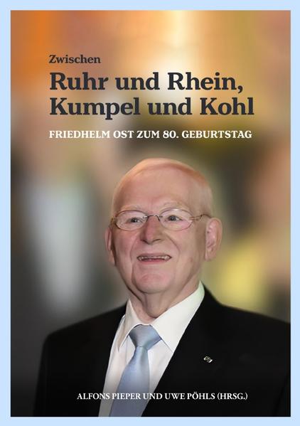 Der Titel "Zwischen Ruhr und Rhein, Kumpel und Kohl" ist bewusst so gewählt worden, um einen Mann zu beschreiben wie Friedhelm Ost, der trotz aller Erfolge im Beruf immer Mensch, Kumpel und ein Freund geblieben ist. Bodenständig, nicht abgehoben, keiner, der sich zu Champagner-Empfängen hingezogen fühlte. Friedhelm stammt eben aus dem Ruhrgebiet, aus Castrop-Rauxel, dort, wo man früher die Kohle aus der tiefen Erde holte. Eine Maloche war das, wie sie hier gern sagten, die einen die Hände schwarz werden ließ und das Gesicht rußfarben, mit schwarzen Augen. Verläßlich, zuverlässig. Hand drauf. Auf Friedhelm bezogen: Ja, er hat Karriere gemacht, aber auf dem Weg dorthin 200 Schichten unter Tage gefahren, er war vor Ort, hat das Zusammenleben, das Zusammenschweißen durch die Arbeit der Kumpel erlebt. Das hat Friedhelm nicht vergessen auf dem Weg nach oben über das Studium der Volkswirtschaft, das Lernen bei der Bank, seine Jahre beim ZDF, dann Regierungssprecher von Helmut Kohl, kein leichter Job, Bundestagsabgeordneter der CDU, Unternehmer, Berater. Daneben die Familie, fünf Kinder, eine starke Frau, eine wachsende Zahl von Enkelkindern. Friedhelm Ost hatte immer auch ein Ohr und ein Auge für die Sorgen von Menschen, die Kinder von Tschernobyl wie die sozialen Fragen daheim in Bad Honnef und anderswo. Marktwirtschaft allein hat ihm nie gereicht, das Soziale gehörte und gehört für ihn immer dazu, das ist der Kern, der die Stabilität dieser Republik ausmacht, sie stark macht, sie kennzeichnet. Davon handelt dieses Buch. In diesem Sinne hat Ost auch versucht Politik zu machen, für die Gesellschaft, für deren Zusammenhalt. Dies alles streift und belegt dieses Buch, in dem es Auszüge aus über 460 Beiträgen von Friedhelm Ost im Blog-der-Republik veröffentlicht, wie engagiert und kenntnisreich er schreibt. Glückauf, sagen die Menschen im Revier, wenn sie sich sehen und begrüßen, Glückauf, rufen sie sich zu, wenn sie einem etwas Gutes wünschen. Das tun wir mit diesem Buch.