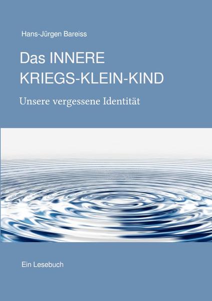 Im Krieg geboren. Als unbeschriebenes Blatt. In Empfang genommen von einer Welt, die in unser Innerstes eingravierte: So ist das Leben! Dieses früheste Erleben hat uns geprägt. Als der Lebensteppich für uns ausgerollt wurde, kannten wir keine andere Erfahrung, auf der wir hätten aufbauen können. Wir tragen sie bis heute in uns: unsere Inneren Kriegs-Klein-Kinder. Sie gehören zu unserer Identität. Sie sind Teil von uns. Und gleichzeitig Welle. Ihre frühen Erfahrungen wirken hinaus: in unseren ganzen Lebensprozess. Wir sind durch sie geworden, wie wir sind und wer wir sind. Wir können sie spüren. Aber wir tun uns schwer, diese Spuren in uns wirklich zu begreifen. Erst wenn wir uns ihnen zuwenden, können wir uns einfühlen und uns selbst neu begegnen. Durch den achtsamen Blick nach innen kann eine neue Art von „Selbst-Bewusstsein“ entstehen und vielleicht auch ein Stück Heilung alter Wunden. Das Thema „Inneres Kriegs-Klein-Kind“ betrifft aber nicht nur Personen, die ihre prägende kleinkindliche Kriegserfahrung tief in sich tragen. Es ist auch ein gesamtgesellschaftliches Thema. Viele Menschen fühlen mit, wenn sie in Kontakt kommen mit den aktuellen Kriegsschicksalen kleiner Kinder. Das rührt bei Vielen an der Kruste, die über die eigene bzw. familiäre frühkindliche Kriegserfahrung gewachsen ist. Wir haben in jedem Lebensalter die Chance, hinzusehen auf die Ganzheit unserer Person, die wir mit unserer vielfältigen Identität tief in uns tragen. Das Bild vom Inneren Kind, das auf unsere Zuwendung wartet, ist eine hilfreiche Metapher für die heilsame Weiterentwicklung unseres Bewusstseins vom eigenen Selbst. Das gilt auch für die Nachkommen, die im Schatten der vergrabenen frühen Kriegserfahrung ihrer Eltern aufgewachsen sind. Der Autor bringt seine beruflichen Arbeitsfelder (Psyche, Körper, Sprache, Musik, Kinder) jetzt mit seiner Biografie in Verbindung. So entstand dieses Lesebuch: Sachtexte, Protokolle, Erzählungen, Gedichte, Lieder und mehr als 200 Bilder.