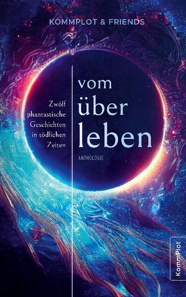 Zwölf Krisen zwischen Leben und Tod: Eine Jade-Magierin kämpft um ihre Familie, eine Katzen-Dämonin flieht um die Welt, eine Raumschiffbesatzung tritt gegen Aliens an, ein Kaninchen entwickelt Durst auf Menschenblut ... Zwölf Autorinnen und Autoren schicken ihre Figuren in den Kampf ums Überleben. So phantastisch die Szenarien sind, verhandelt werden die Probleme unserer Zeit wie KI, Klimawandel, Alterung der Gesellschaft oder Wassermangel. Ob Pharao, Webdesignerin, Drachentöter oder Schriftsteller, für alle gilt: Selbst, wenn sie am Leben bleiben, wird ihre Welt nie mehr so sein wie zuvor. Herausgegeben von der AutorInnengruppe KommPlot