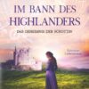 Die Geschichte einer ungewöhnlichen Liebe - mitreißend erzählt, sinnlich und ergreifend. Für Fans von Outlander! Schottland, 2020. Der US-Marine Konnor Mitchell stürzt bei einer Wanderung in den Highlands schwer. Er erwacht im Jahr 1308 und erblickt eine umwerfende Schönheit, die wie eine Kriegerin bewaffnet ist. Obwohl sie Konnor mit ihrer Stärke und Güte den Atem raubt, hat er keine Wahl - er muss in seine Zeit zurück. Trotz ihrer Bedenken hilft Marjorie Cambel dem verletzten Fremden, selbst als eine Belagerung ihrer Burg droht. Als er mutig und selbstlos ihren Sohn beschützt, gewinnt er ihr Vertrauen. Doch die unerwarteten Gefühle verdrängt Marjorie. Nie wieder wird sie einem Mann die Gelegenheit geben, sie erneut zu verletzen. Es ist das Jahr 1308, und ein Augenblick verändert alles. Es trennen sie Jahrhunderte und die Schatten der Vergangenheit. Es verbindet sie eine tiefe Leidenschaft und ein dunkles Geheimnis. Welche Zukunft hält das Schicksal für sie bereit? Alle Bände der „Im Bann des Highlanders“-Reihe: „Die Gefangene des Schotten“ „Das Geheimnis der Schottin“ „Das Herz des Schotten“ „Die Liebe des Schotten“ „Das Verlangen des Schotten“ „Der Eid der Schottin“ „Das Versprechen des Schotten“ „Der Beschützer der Schottin“ „Die Eroberung des Schotten“ „Das Schicksal des Schotten“ „Ein Wiedersehen zu Weihnachten“