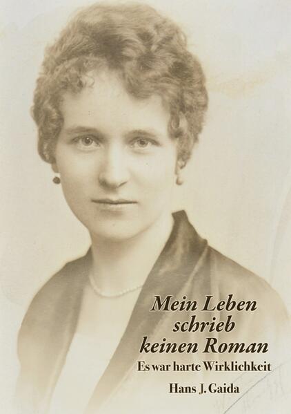 Hat sie als Mutter versagt? Im Mittelpunkt von fünf Generationen steht Helena Feuchert (geb.1892 in Bernburg/Saale - gest.1981 in Berlin) Sie ist als Frau, als Mutter, auf sich allein gestellt, aber sie will kein Opfer sein und kämpft. Sie erlebt zwei Weltkriege, in denen sie 1917 ihren Mann in Flandern und ihren Schwiegersohn 1942 am Kaukasus verliert. Sie hat niemals aufgegeben und doch kommt sie über eins nicht hinweg: Sie kann ihren einzigen Sohn 1944 vor der Hinrichtung wegen Fahnenflucht nicht bewahren. Wegen einer Unaufmerksamkeit? Es ist die Geschichte einer Frau auf einem Lebensweg von fast 90 Jahren, mit den Sorgen und Nöten des Alltags und dem Mut, nicht aufzugeben. Sie hat es geschafft. Wie viele. Eine Frau, wahrlich nicht auf Rosen gebettet. Und davon gibt es noch sehr viele mehr. In jedem Volk. In jeder Zeit. Sie hat sich nicht eine Opferrolle ausgesucht. Arthur Schopenhauer: ‘Bei gleicher Umgebung lebt doch jeder in einer anderen Welt‘. Helena Feuchert hat von Geburt an 27 Jahre das Kaiserreich erlebt, 14 Jahre die Weimarer Republik, 13 Jahre das Tausendjährige Reich, und 35 Jahre die Bundesrepublik Deutschland im Amerikanischen Sektor der Viersektorenstadt Berlin. Vier „Umgebungen“, in denen und mit denen sie ihr Leben, ihre „andere Welt“, einrichten, an die sie sich gewöhnen, anpassen, mit denen sie sich abfinden musste. Wie laufen solche Anpassungsprozesse ab, und zwar von Beginn an, wenn das Ende gar nicht abzusehen ist? Wo liegt der Übergang zwischen sich daran gewöhnen und sich damit abfinden? Kann man sich an etwas gewöhnen, ohne sich damit abzufinden? Heute, mit dem detaillierten historischen Wissen über Ursachen, Zusammenhänge, Folgen der unfassbaren Ereignisse der deutschen Geschichte, ist vieles in seiner Tragweite überschaubar. Wie hat es aber der Einzelne wirklich erlebt? Wie stark werden Ereignisse in der „gleichen Umgebung“ durch das eigene Schicksal überlagert, verdrängt? Ihr 125. Geburtstag wird zum Anlass, Fragen zu stellen. Mit welchen Maßstäben wird heute die Vergangenheit gemessen? Wie wirkt Zeitgeschichte auf das Leben des Einzelnen? Sind wir uns der Tragweite der Entscheidungen und Abläufe in Politik und Gesellschaft bewusst? Wie werden nachfolgende Generationen darüber urteilen, was wir getan haben, dafür oder dagegen? So wie unsere Eltern und Großeltern beurteilt, überwiegend aber verurteilt werden? Welche Antworten gibt es? Die Vergangenheit zu kennen, darf nicht die Zukunft kosten.