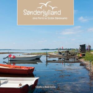 Sønderjylland, auch bekannt als Südjütland, ist eine Region in Dänemark mit einer einzigartigen Kultur und Geschichte. Typisch für Sønderjylland ist die malerische Landschaft mit ihren Hügeln, Wäldern und Küsten. Die Region zeichnet sich durch charmante Städte und Dörfer aus, in denen man die traditionelle dänische Architektur bewundern kann. Die Menschen in Sønderjylland sind stolz auf ihre regionale Identität und pflegen ihre eigene Sprache, Sønderjysk. Darüber hinaus bietet die Region eine Vielzahl kultureller Veranstaltungen, bei denen man die lokale Kultur und Tradition auf eindrucksvolle Weise erleben kann. Viele Dänemarkurlauber kennen den Süden des Landes nur von der Durchreise in nördlichere Gefilde. Kaum jemand weiß um die Geschichte und die Schätze an Natur, Kultur und Sehenswürdigkeiten, die in Sønderjylland zu finden sind. Gerade weil dieser Teil Dänemarks oft verkannt wird, möchten wir mit diesem Buch einen Einblick in diese Region geben. Wir nehmen euch mit auf eine Entdeckungsreise durch die unterschiedlichen Landschaften an der Ost- und Westküste und zeigen, was ihr in den Naturparadiesen erleben könnt. Wir tauchen ein in die Kultur und Geschichte des deutsch-dänischen Grenzlandes und zeigen euch, was diese Region für uns so einzigartig macht.